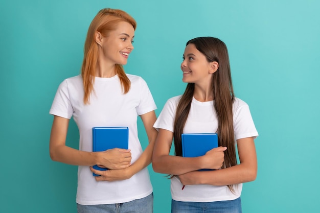 Studente felice e studente che tiene la scuola di libri