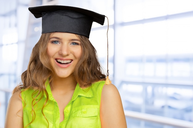 Studente felice in protezione di graduazione