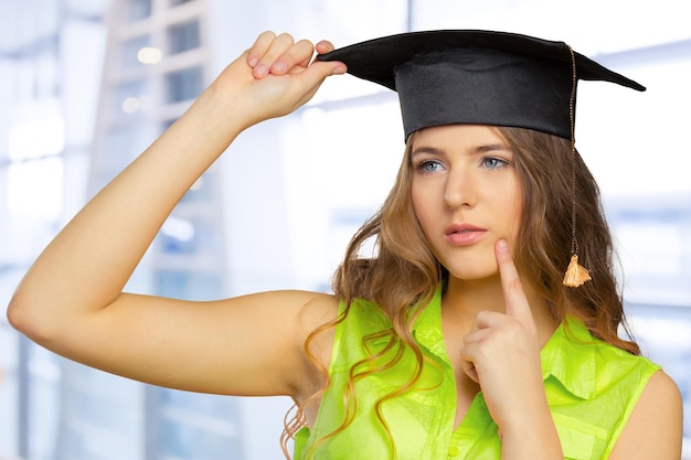 Studente felice in protezione di laurea