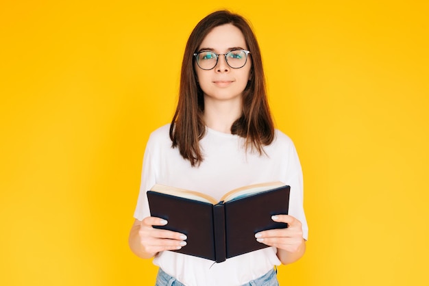 Studente gioioso immerso nella lettura Donna allegra con gli occhiali che gode di un romanzo Libro Istruzione an