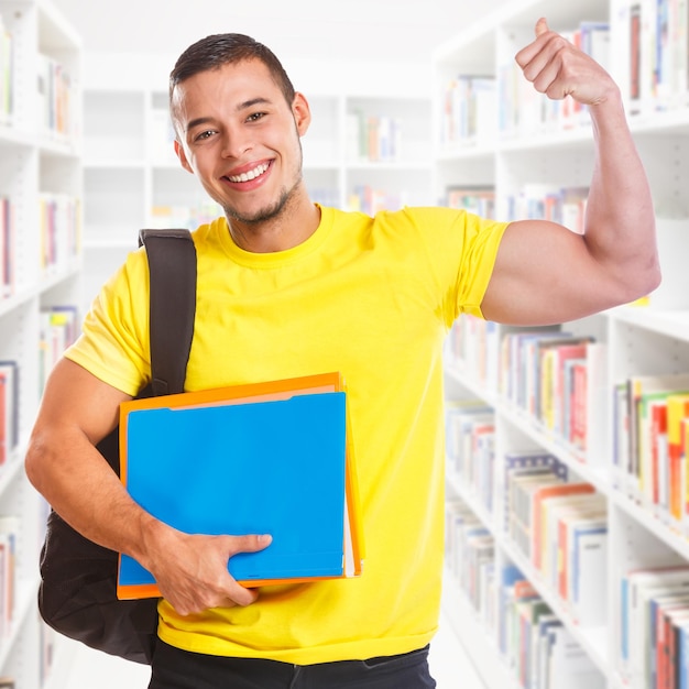 Studente giovane uomo successo successo quadrato forte potere biblioteca istruzione persone