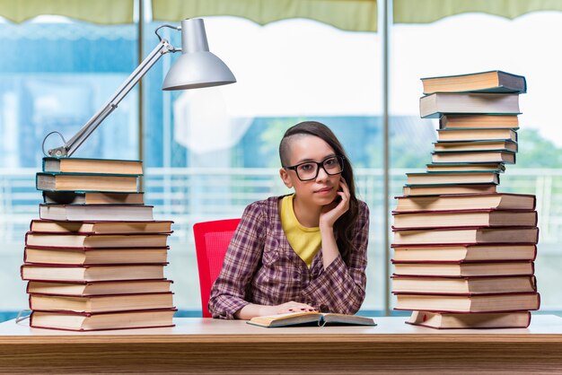 Studente in preparazione per gli esami universitari