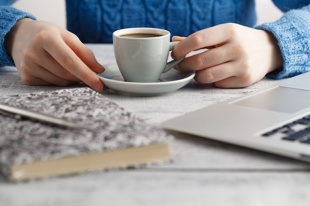 Studente in preparazione per l'esame e bere un caffè