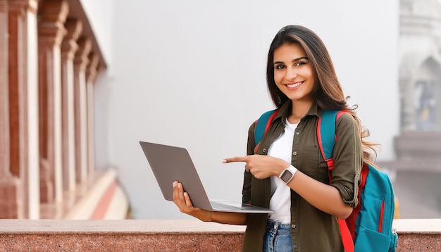 Studente indiano indica la mano sullo schermo del portatile