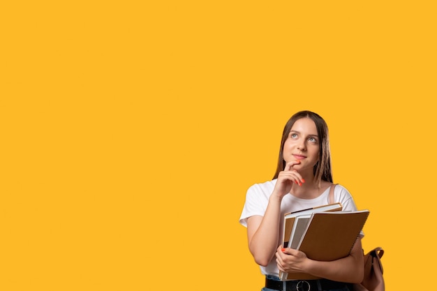 Studente intelligente dubbio faccia donna premurosa