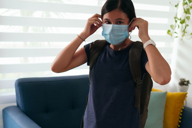 Studente ispanico che indossa la maschera protettiva