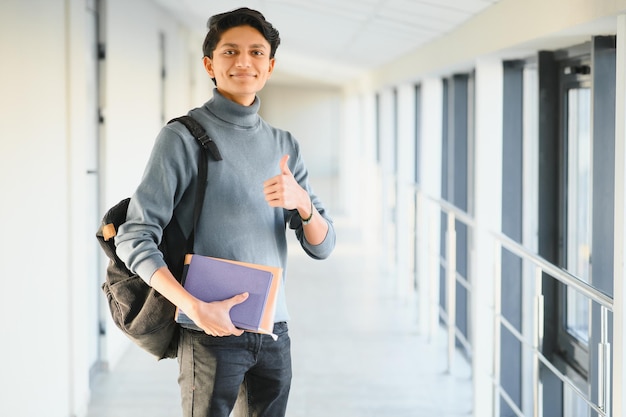 Studente maschio indiano felice all'università