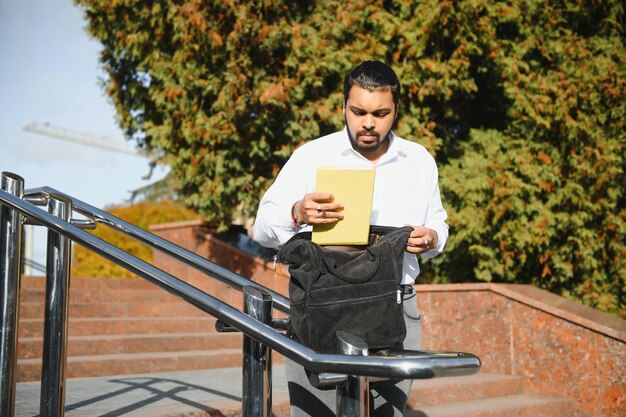 Studente maschio indiano felice all'università