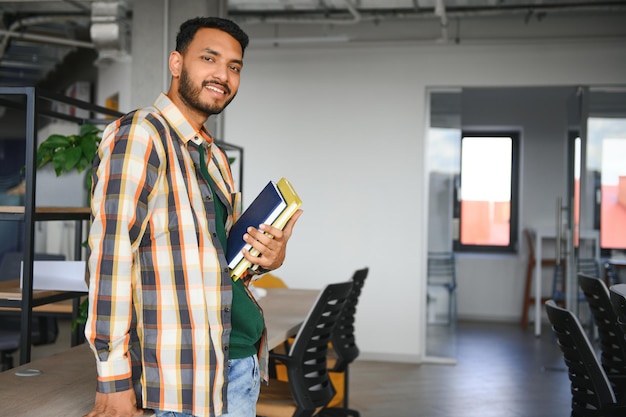 Studente maschio indiano felice all'università