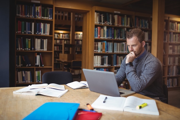 Studente maturo con laptop