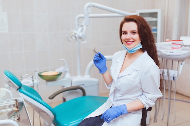 Studente medico dentista. Ragazza nello studio del dottore