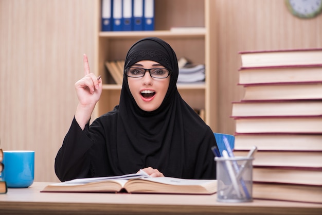 Studente musulmano della donna che prepara per gli esami