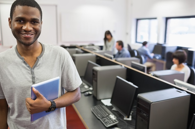 Studente nel pc della compressa della tenuta del centro di calcolo