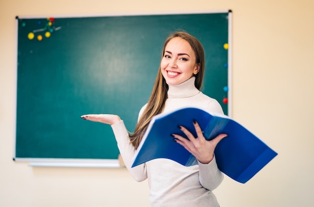 Studente o insegnante sorridente, docente vicino alla lavagna.