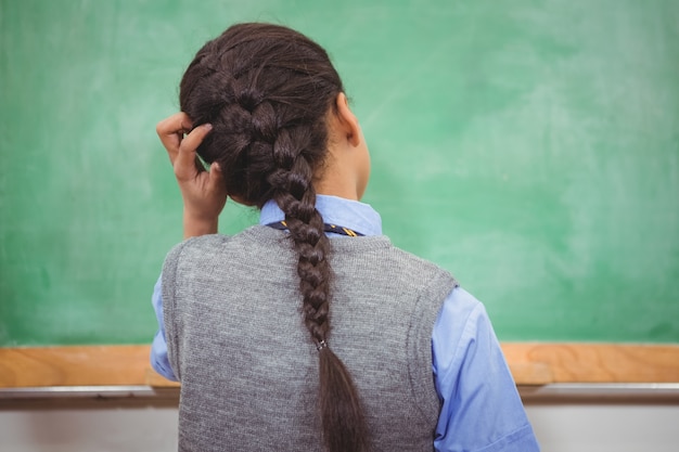 Studente perplesso grattandosi la testa