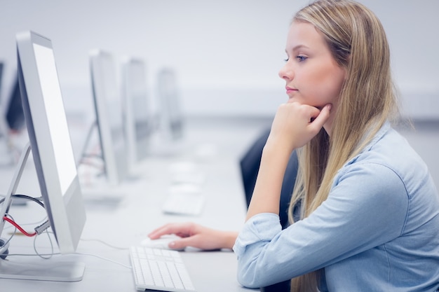 Studente premuroso che lavora al computer all&#39;università