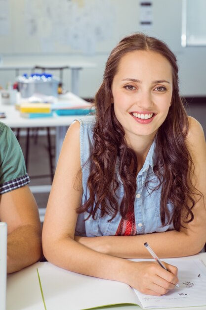 Studente prendere appunti in classe