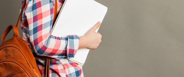 Studente ragazza azienda quaderno esercizio Isolato ritratto in studio