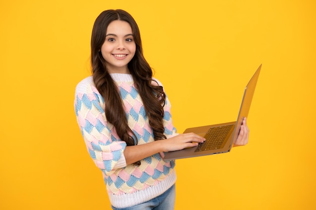 Studente scolastico che utilizza laptop Elearning e formazione online Ragazza teenager su chat video su Internet isolata su sfondo di studio isoalted