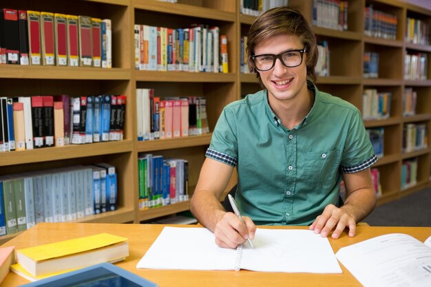 Studente seduto nella biblioteca di scrittura