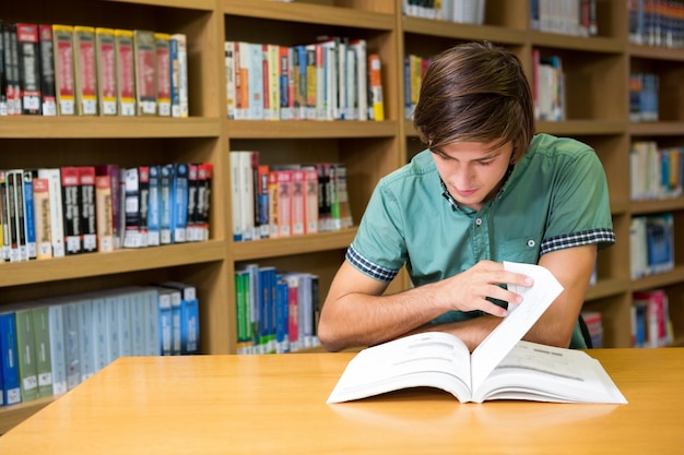 Studente seduto nella lettura della biblioteca