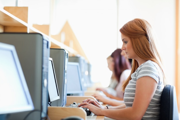 Studente serio che lavora con un computer