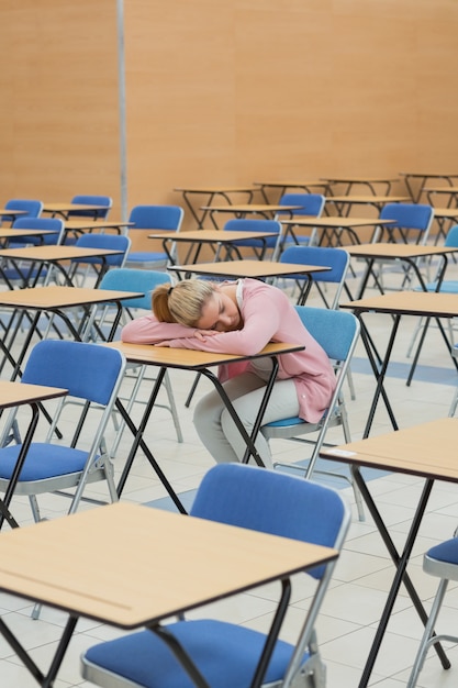 Studente sonnecchiando nella sala d&#39;esame