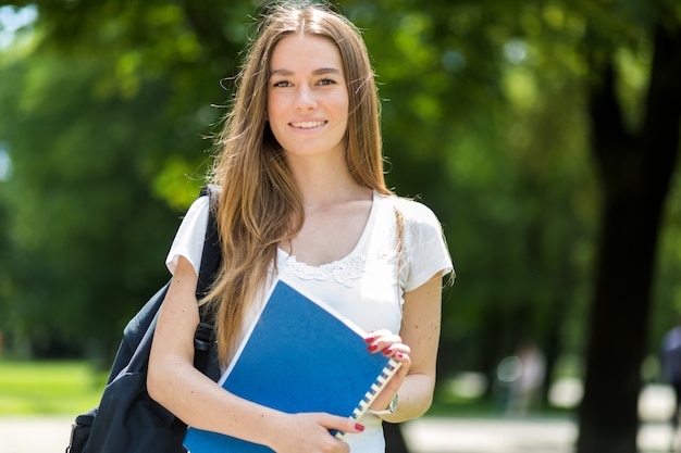 Studente sorridente all&#39;aperto