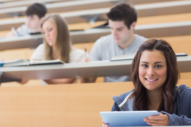 Studente sorridente che cattura le note con il pc della compressa