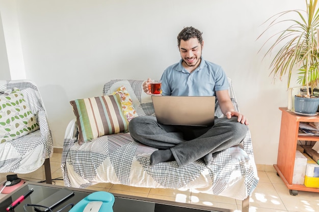 Studente sorridente che utilizza il computer portatile mentre studia