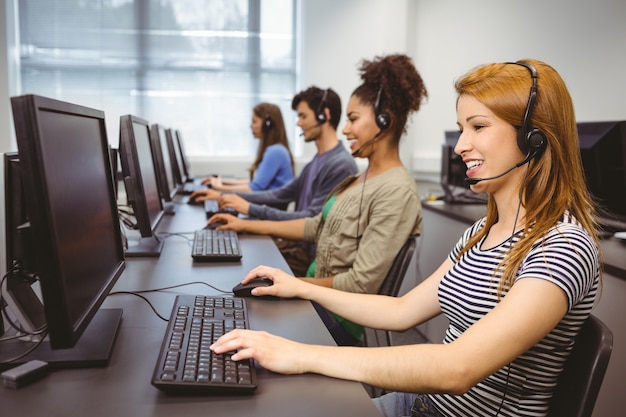 Studente sorridente seduto al computer