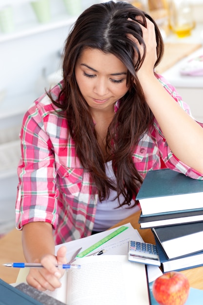 Studente stressato facendo i compiti