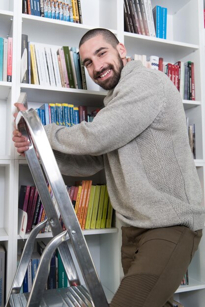 Studente sulla scala in libreria