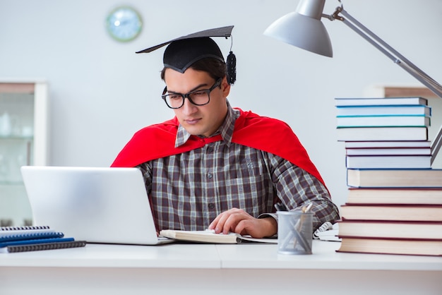 Studente supereroe con libri che studiano per gli esami