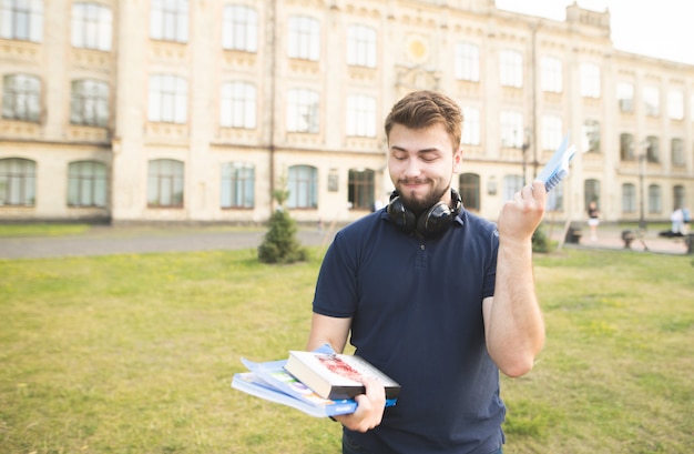 Studente triste con libri nel campus