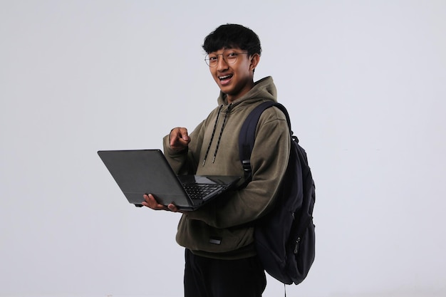 Studente universitario che punta il dito sullo schermo del laptop