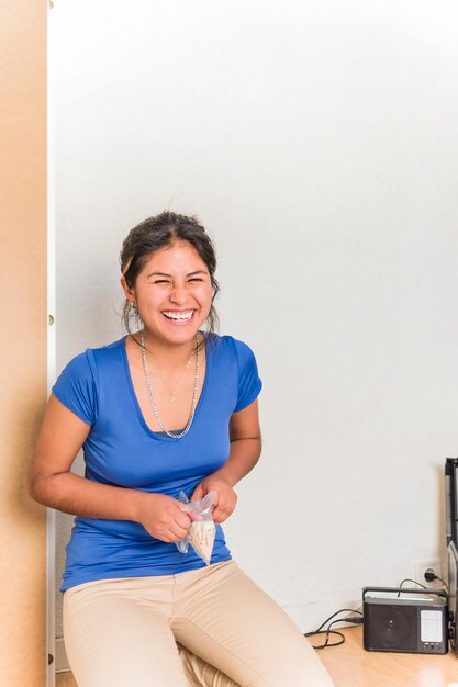 studente universitario che si trasferisce nel primo appartamento indipendente latino giovane assemblaggio boliviano mobili