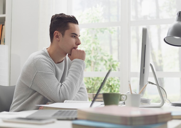 Studente universitario che utilizza il computer a casa