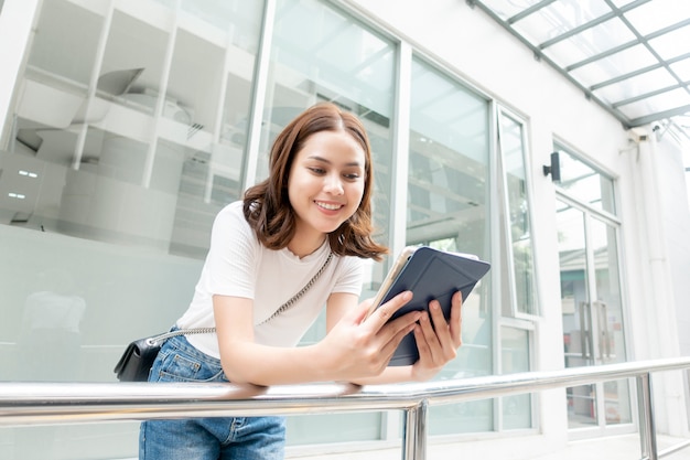 Studente universitario è in possesso di tablet