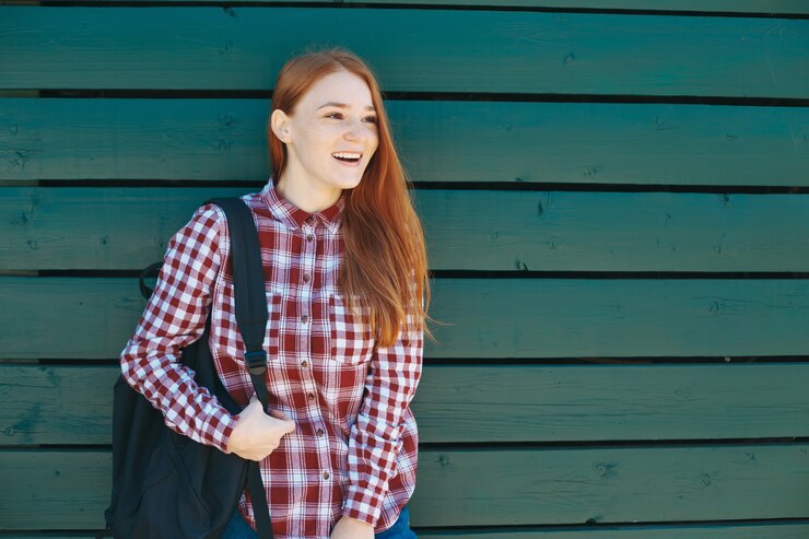 Studente universitario felice, adolescente, hipster.