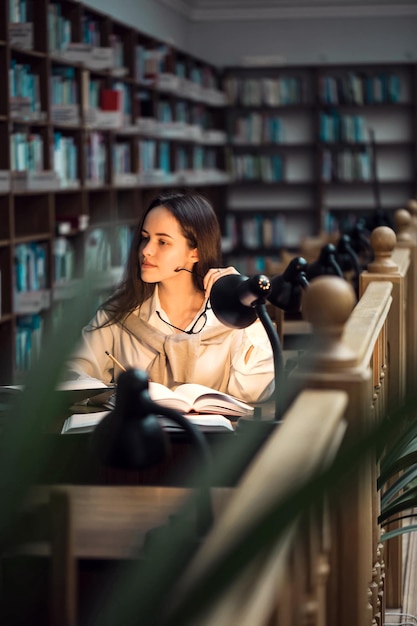 Studente universitario intelligente che si prepara agli esami