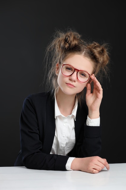 Studentessa abbastanza brava seduta al tavolo