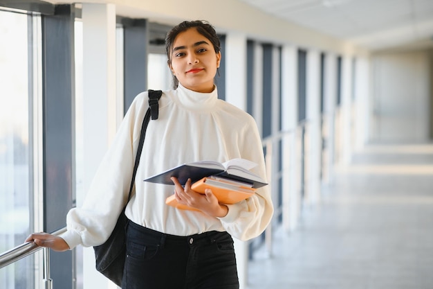 Studentessa abbastanza indiana del college all'università