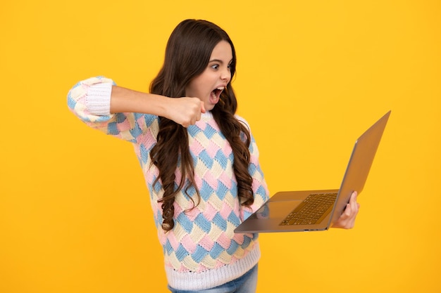 Studentessa adolescente scuola ragazza con laptop su sfondo isolato Webinar online elearning lezione