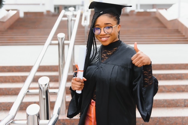 Studentessa afroamericana felice con diploma alla laurea