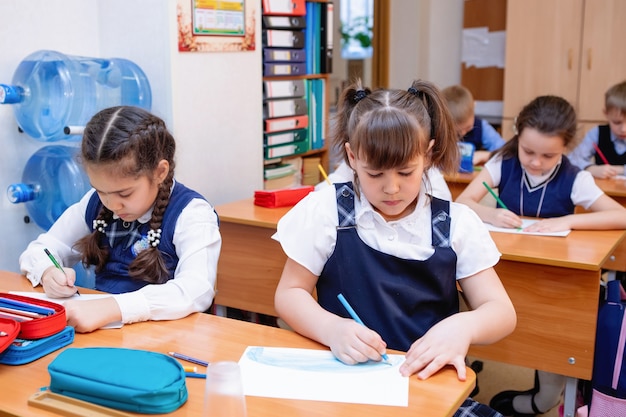 Studentessa alla sua scrivania in classe durante la lezione