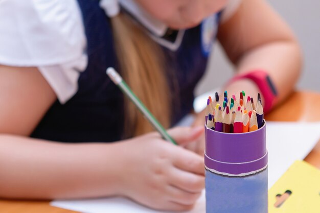 Studentessa alla sua scrivania in classe durante la lezione