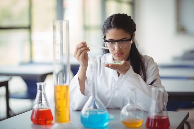 Studentessa attenta che sperimenta in laboratorio