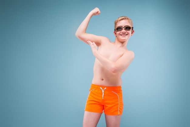 Studentessa bionda in costume da bagno e occhiali per il nuoto