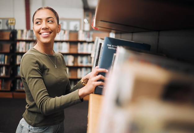 Studentessa cerca libreria e biblioteca per studio ricerca e conoscenza all'università Informazioni sugli studenti del college e studio per l'istruzione college e apprendimento per borsa di studio ad Atlanta